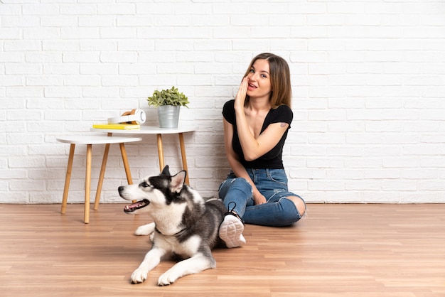 犬を持つ若い女