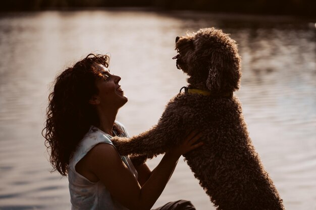 Foto giovane donna con i cani