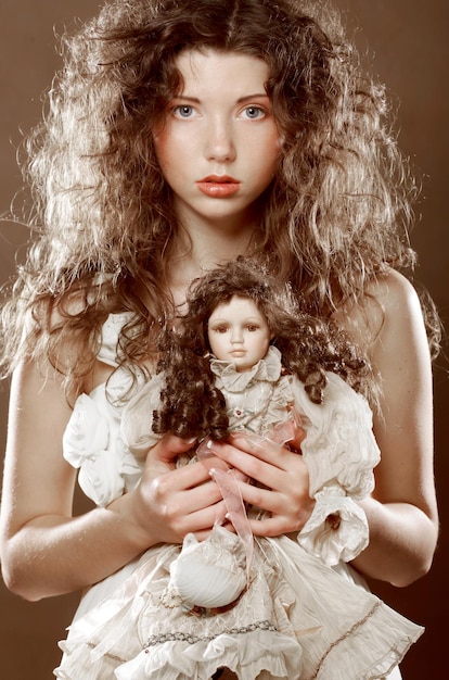 人形を持つ若い女性