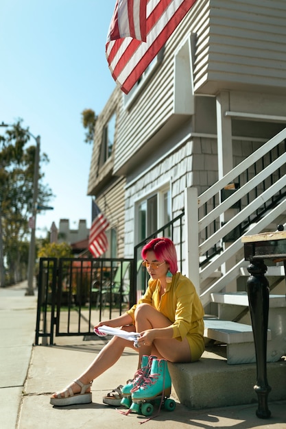 Photo young woman with dyed hair near shop