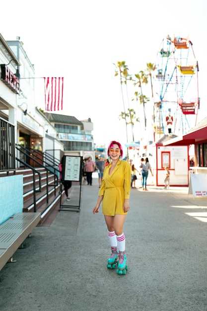 Photo young woman with dyed hair near shop