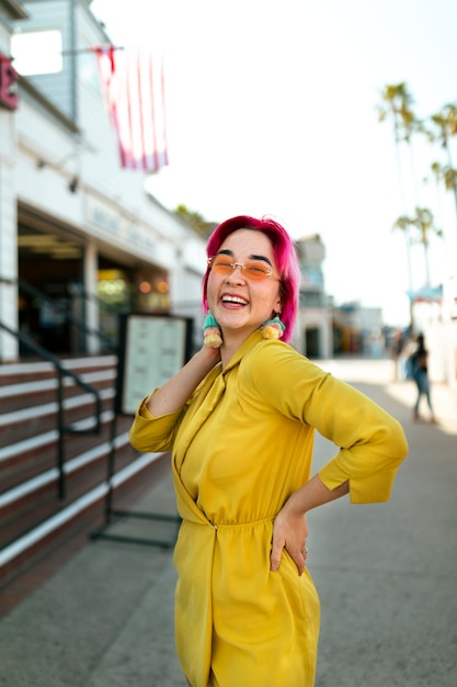 Foto giovane donna con i capelli tinti vicino al negozio