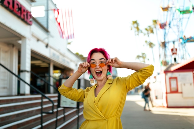 Photo young woman with dyed hair near shop