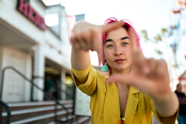 Foto giovane donna con i capelli tinti vicino al negozio