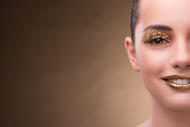 Giovane donna con il trucco elegante