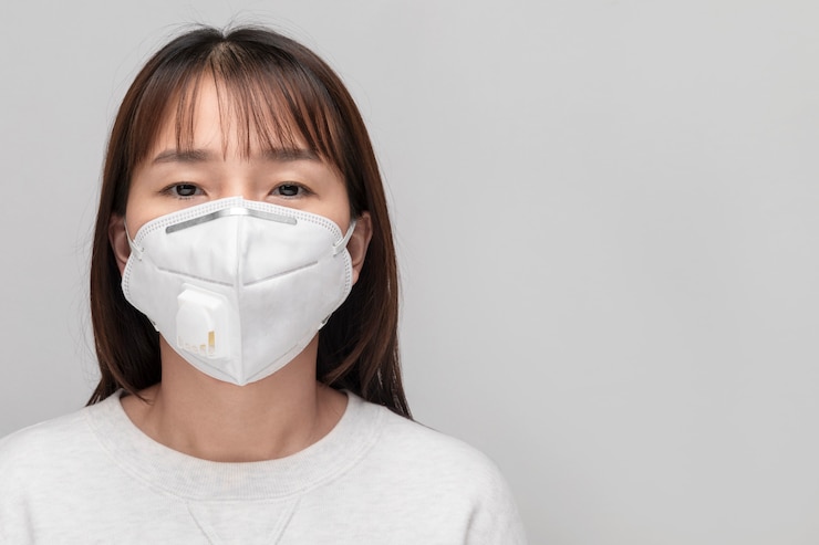 Photo フェイスマスクを持つ若い女
