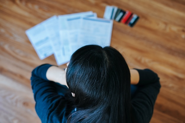 Photo young woman with financial difficulties