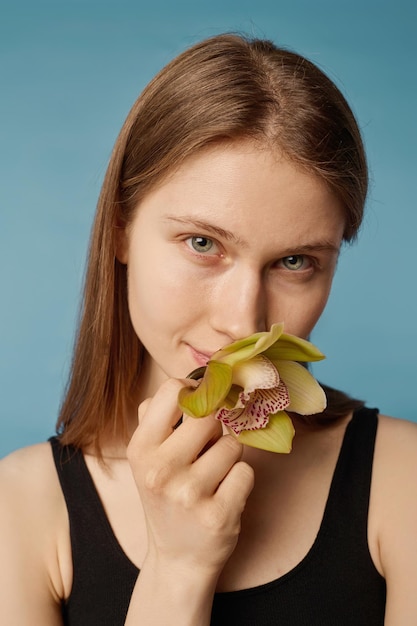 写真 花を持った若い女性