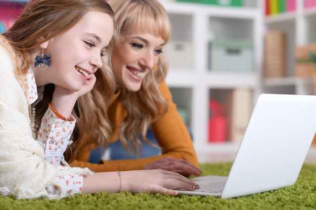 Photo young woman with girl using laptop