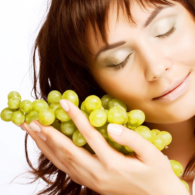 Foto giovane donna con uva verde