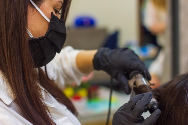 Foto giovane donna con i rulli per i capelli giovane donna nel salone del parrucchiere il parrucchiere