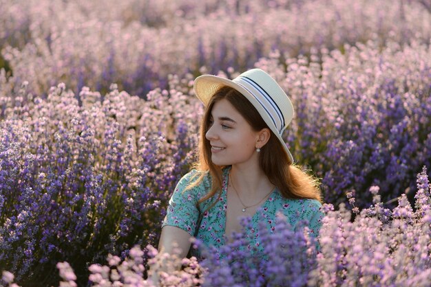 Foto una giovane donna con un cappello in un campo di lavanda