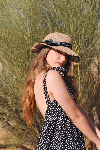 Foto giovane donna con cappello in estate