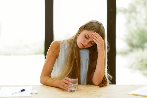 頭痛のある若い女性-ストレスの多い労働者のうつ病の学生
