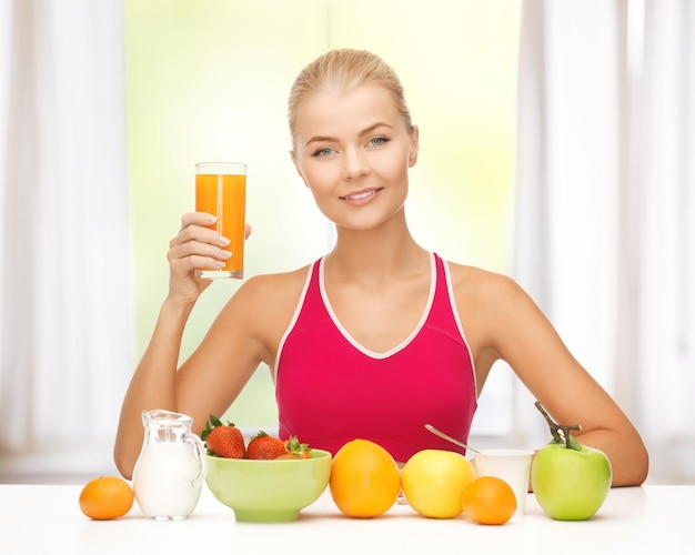 молодая женщина со здоровым завтраком и апельсиновым соком