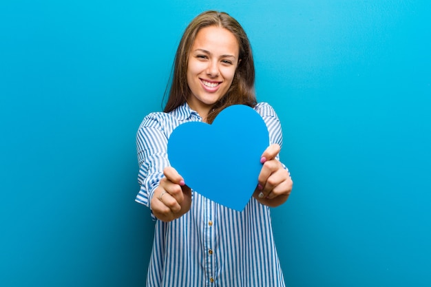 Foto giovane donna a forma di cuore