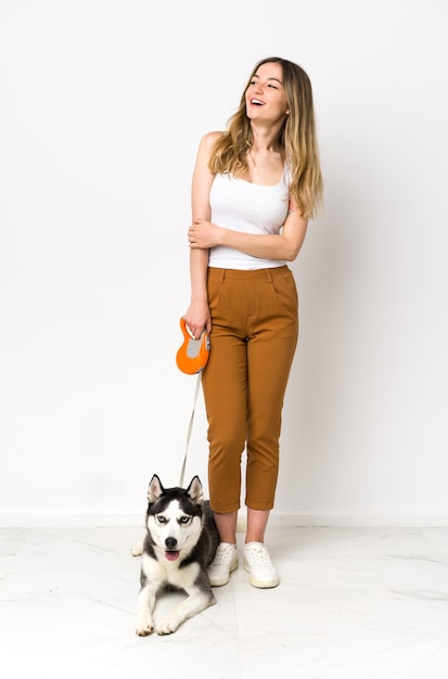 Foto giovane donna con il suo cane al chiuso