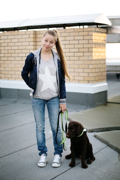 彼女の犬のラブラドールを持つ若い女性