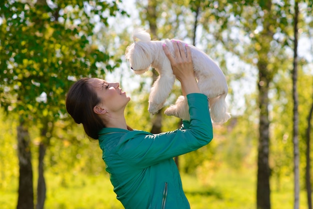 Giovane donna con il suo cane