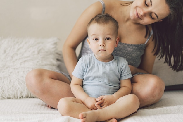 Photo young woman with her first child during second pregnancy