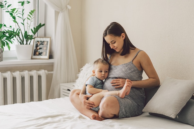 2番目の妊娠中に彼女の最初の子供を持つ若い女性