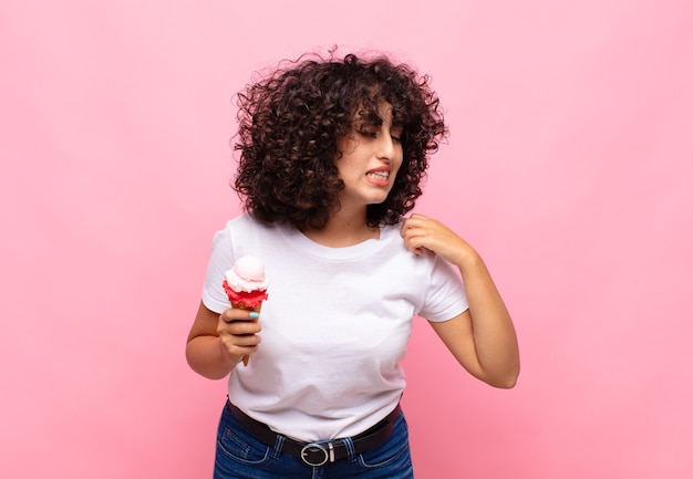 ストレスを感じるアイスクリームの若い女性