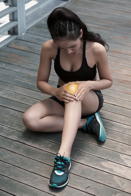 Photo young woman with knee injury