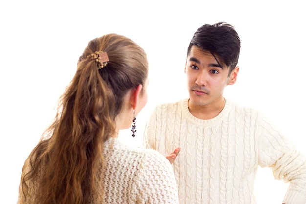 Photo young woman with long chestnut ponytail and young handsome man with black hair in sweaters talking