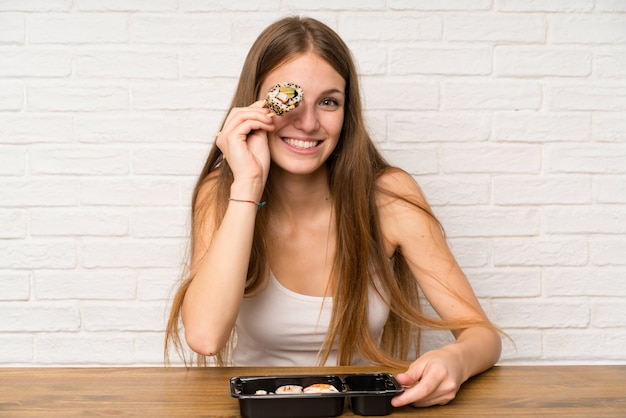 Photo young woman with long hair eating sushi