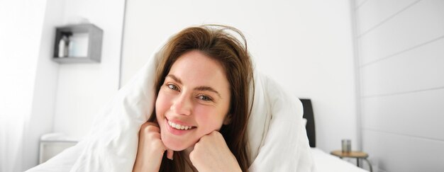 Photo young woman with long hair at home