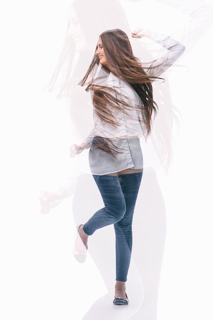 Foto giovane donna con i capelli lunghi che posano per la macchina fotografica isolata su bianco