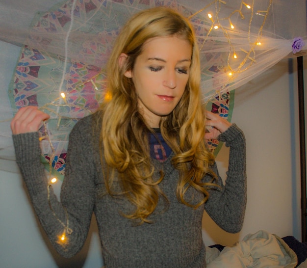 Photo young woman with long hair standing at home