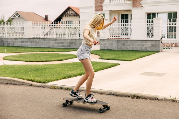 거리에 longboard와 젊은 여자