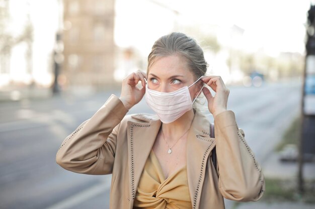 Foto giovane donna con una maschera