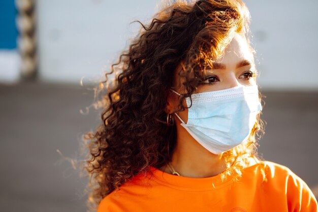 Giovane donna con maschera facciale medica