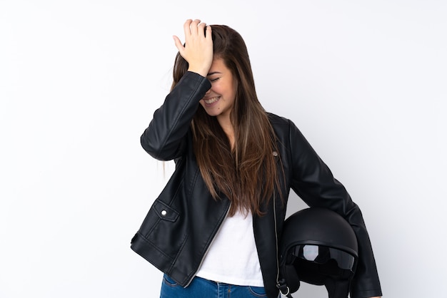 Foto giovane donna con un casco da motociclista sul muro bianco isolato con dubbi e con espressione del viso confuso