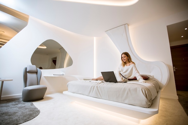 Photo young woman with notebook sitting sitting in the luxurious apartment