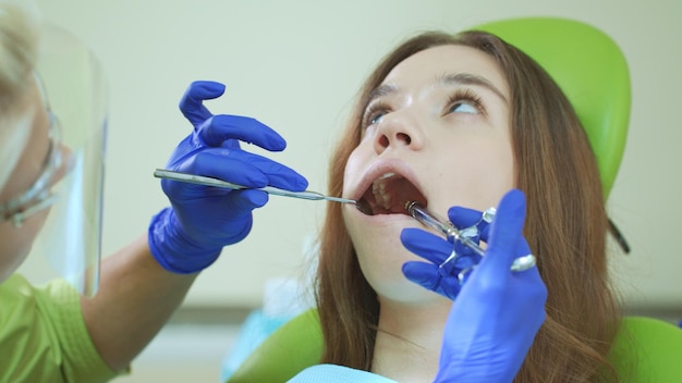 Photo young woman with open mouth during dental procedure anesthetic injection