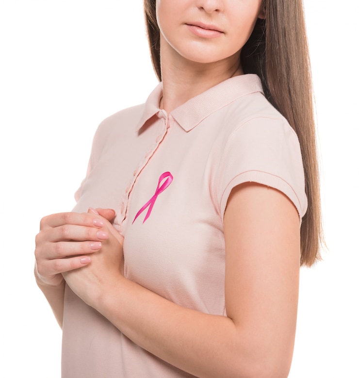 Photo ピンクの乳房がんリボンを持つ若い女