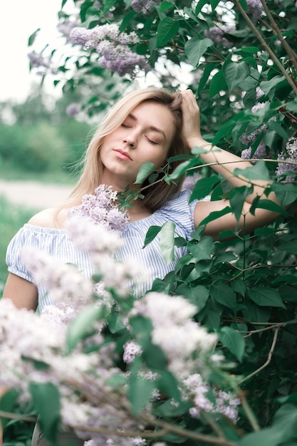 Молодая женщина с розовым цветом на солнце