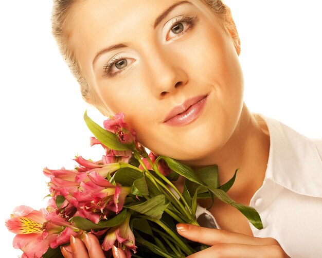 ピンクの花を持つ若い女性