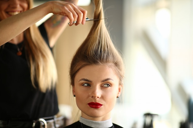 ポニーテールサロンで散髪を持つ若い女性