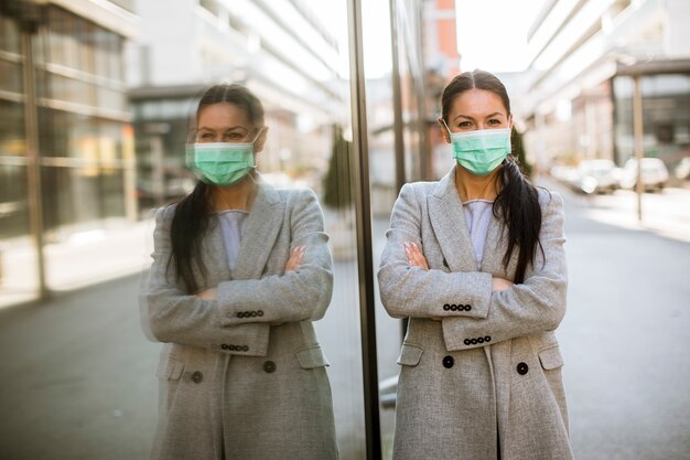 Foto giovane donna con maschera protettiva per il viso sulla strada