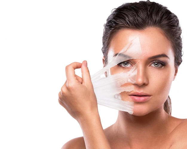 Photo young woman with purifying mask on her face