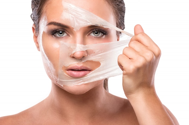 Giovane donna con maschera purificatrice sul viso