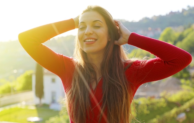 Foto giovane donna con le braccia alzate