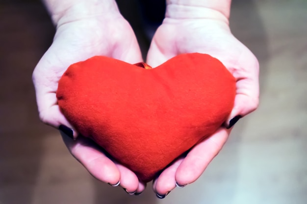 Photo young woman with red heart in hand