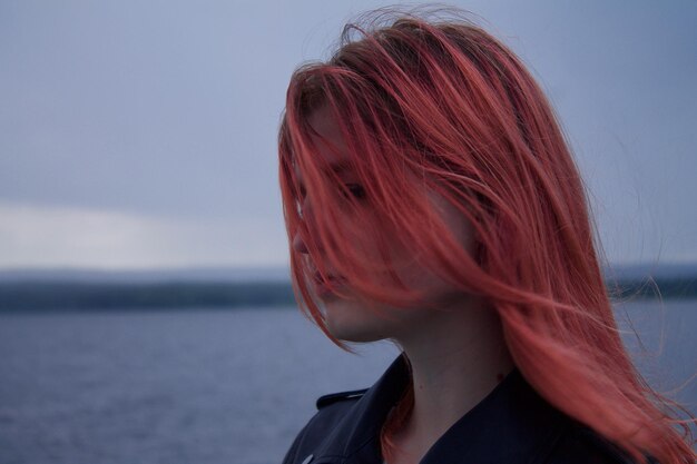 Photo young woman with redhead at sea