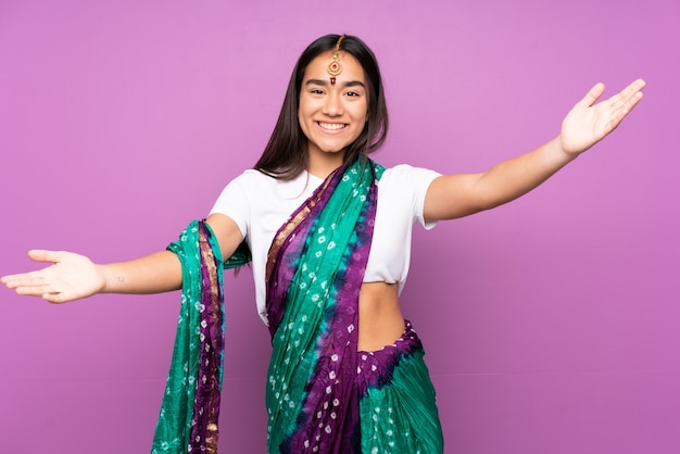 Photo young woman with sari over presenting and inviting to come with hand