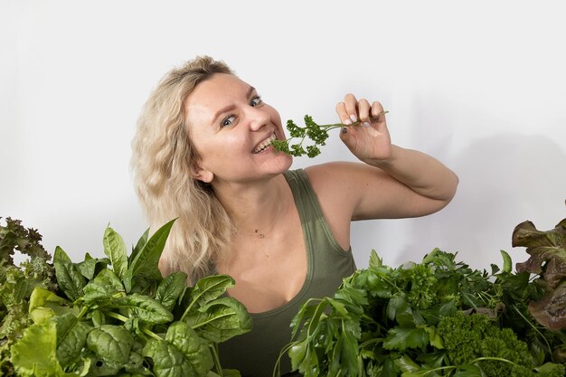 Foto giovane donna con una serie di ingredienti verdi lattuga spinaci per una dieta sana